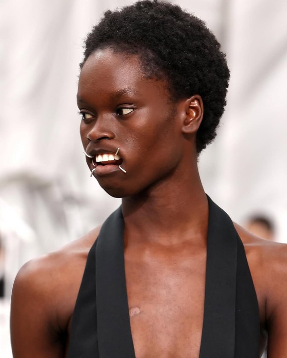 Voilà pourquoi le yoga du visage est important: pour éviter les crampes.