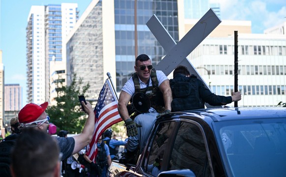 Le militant d'extrême droite Jake Lang, ici à bord de son pick-up.