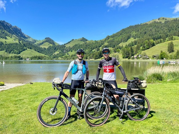 S'il participe seul à la Crossing Switzerland 390, Ludovic Gremaud (à gauche) apprécie aussi les sorties entre amis.