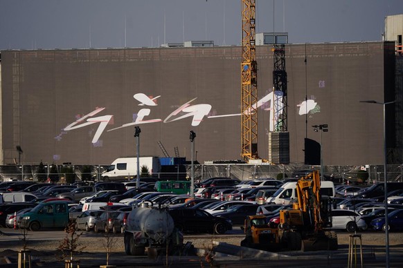 Un lettrage indique «giga» pour le nom de l&#039;usine «Gigafactory», sur le chantier de construction de l&#039;usine Tesla Gruenheide près de Berlin, Allemagne, 21 mars 2022. L&#039;usine Tesla sera  ...