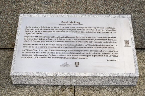 Une plaque explicative est visible au pied de la statue de David de Pury à Neuchâtel.