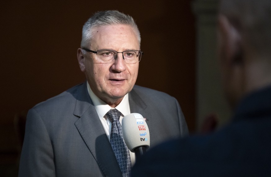 Nationalrat Andreas Glarner (SVP-AG), links, im Interview mit Matthias Steimer, Bundeshauskorrespondent von TeleZueri, rechts, vor seiner Anhoerung bei der Kommission fuer Rechtsfragen des Staenderats ...