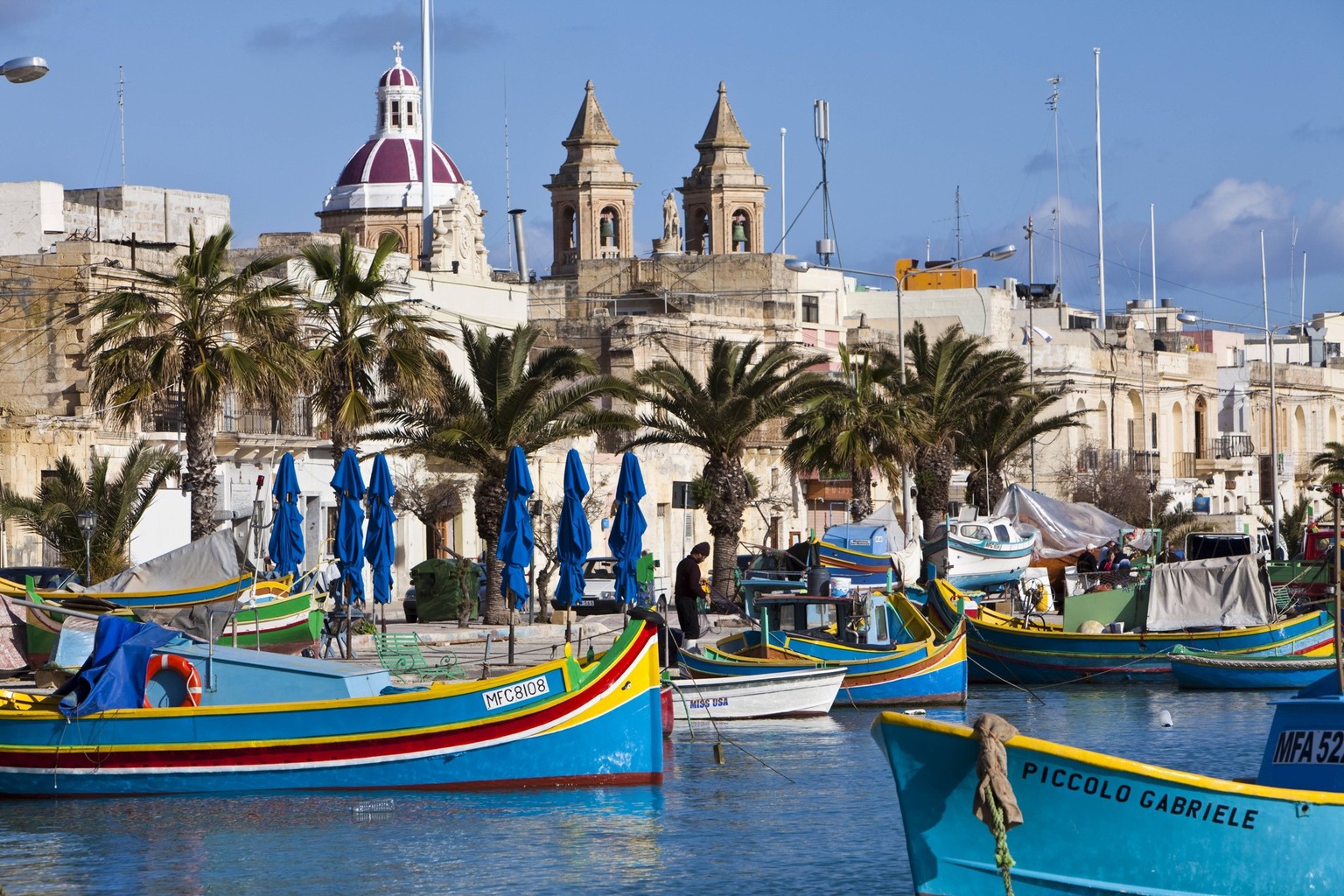 Bildnummer: 53042569 Datum: 04.02.2009 Copyright: imago/imagebroker
Traditionelle maltesische Fischerboote im Hafen von Marsaxlokk, hinten die Kirche Lady of Pompei, Malta, Europa Reisen kbdig 2009 qu ...