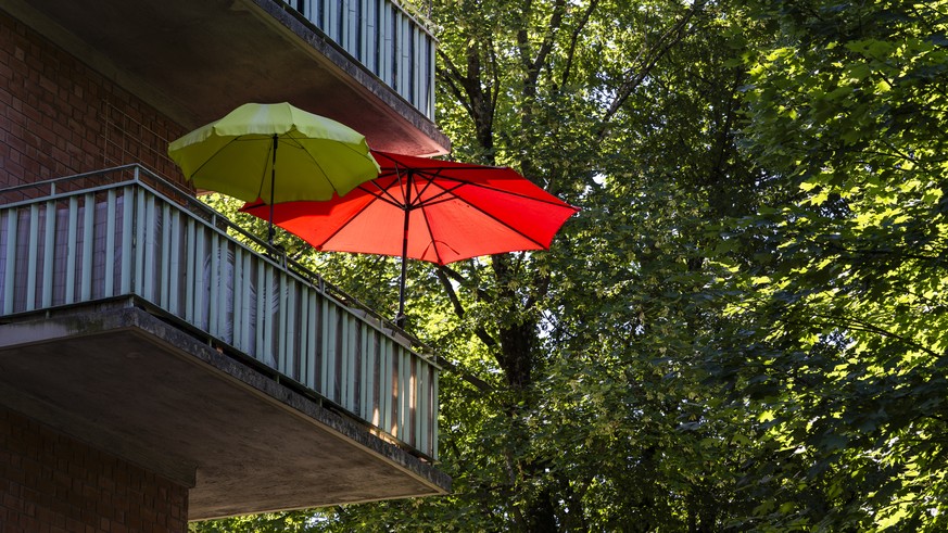Des parasols de jardin son photographie sur un balcon d'un appartement afin de se proteger du soleil et faire de l'ombre et de la fraicheur en cette periode de canicule, ce vendredi 19 juin  ...