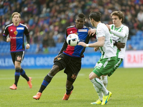 Der Basler Breel Embolo, im Kampf um den Ball gegen die St. Galler Florent Hanin und Gianluca Gaudino, von links, im Fussball Meisterschaftsspiel der Super League zwischen dem FC Basel 1893 und dem FC ...