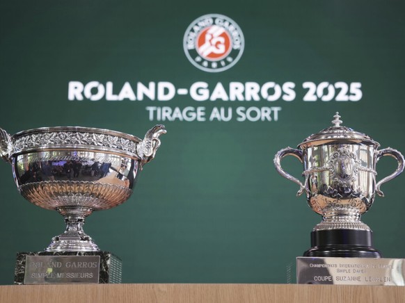 Les trophées de Roland-Garros ont été présentés au public lors du tirage au sort
