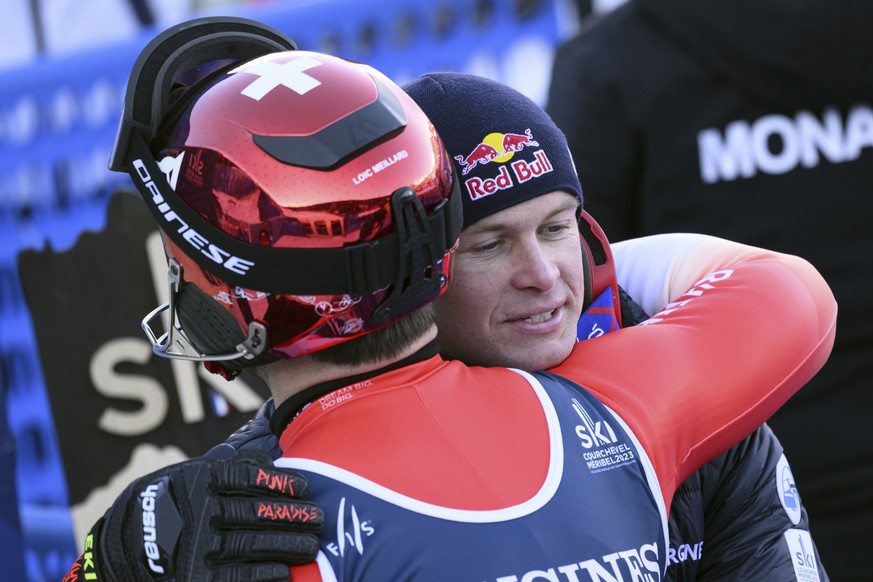 Loïc Meillard, passé à côté de son combiné, félicite Alexis Pinturault, le nouveau champion du monde de la discipline.