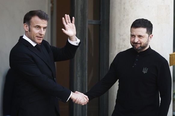 epa11989941 French President Emmanuel Macron (L) welcomes Ukrainian President Volodymyr Zelensky (R) upon his arrival at the Elysee Palace in Paris, France, 26 March 2025. French President Emmanuel Ma ...