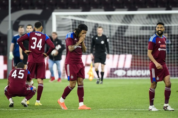 Deception du defenseur genevois Kevin Mbabu, centre, apres l&#039;elimination lors de la rencontre de la demi-finale de football de Coupe de Suisse entre Servette FC et FC Lugano le mercredi 5 avril 2 ...