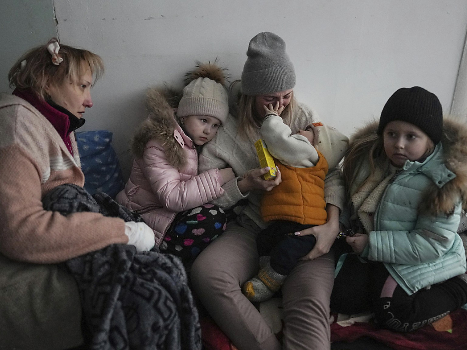 Femmes et enfants assises par terre dans le corridor d&#039;un h�pital de Marioupol. Assi�g�e depuis douze jours, la ville, � court de nourriture, est aussi priv�e d&#039;eau, de gaz, d&#039;�lectrici ...
