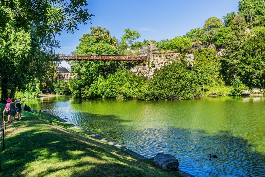 Le parc des Buttes-Chaumont situé au nord-est de Paris.