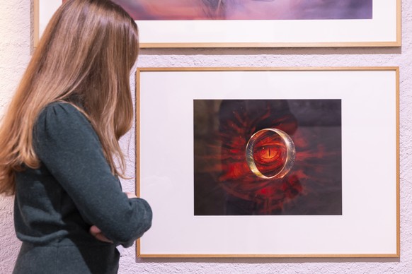 Une personne regarde des oeuvres qui sont exposees lors de l'exposition inaugurale "Voyage dans les mondes de John Howe" ce lundi 15 decembre 2025 a la Tour du Fantastique a Neuchatel.  ...