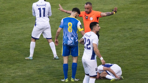 Une bodycam est visible sur l'arbitre Bruno Ferreira lors de la presentation dun projet pilote de l'UEFA sur l'utilisation de bodycams sur les arbitres dans le football amateur, en mar ...