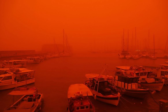 L'Europe du Sud est particulièrement touchée par le phénomène. Le 1er avril 2026, la poussière du Sahara a teinté de rouge le port d'Héraklion, en Crète.