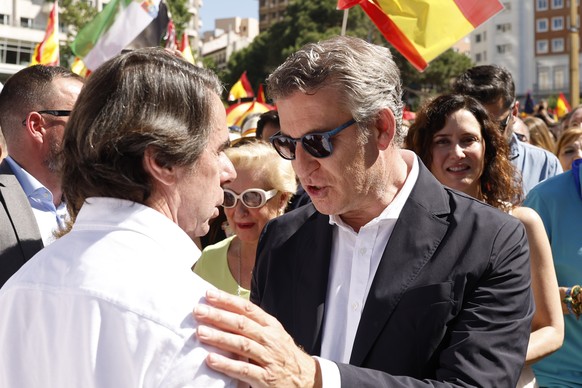 epa12163486 Spain&#039;s Former Prime Minister, Jose Maria Aznar (L) and Popular Party leader, Alberto Nunez Feijoo (R), interact during a demonstration organized by the main opposition conservative P ...