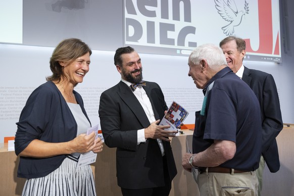 Nationalraetin Monika Rueegger, SVP-OW, Samuel Sommaruga, Alt-Bundesrat Christoph Blocher und Stephan Rietiker, Praesident Pro Schweiz, von links, sprechen zur Abstimmungskampagne Ja zur Neutralitaets ...