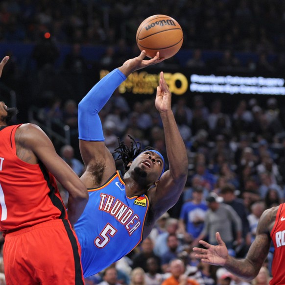 Le Thunder, champion en titre, a fini par avoir raison de Houston et Kevin Durant (à gauche) en ouverture de la saison de NBA.