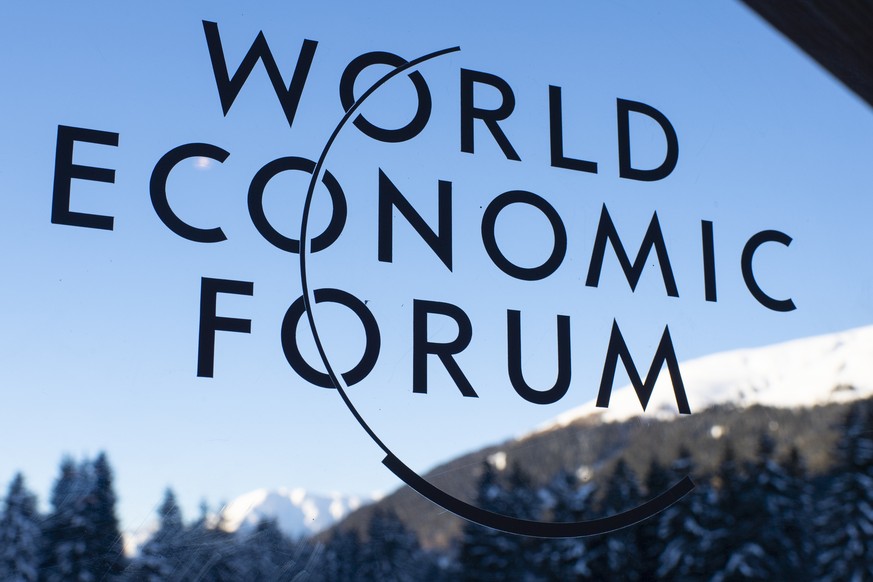 ARCHIVBILD ZUR MELDUNG, DASS DAS WEF 2022 VOM 22. BIS 26. MAI STATTFINDET, AM FREITAG, 21. JANUAR 2022 - The logo of the World Economic Forum is pictured on the first day of the 49th annual meeting of ...