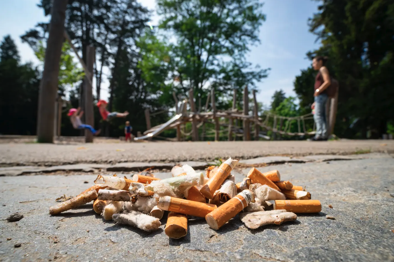 77 mégots de cigarettes trouvés dans chaque terrain de jeu : une interdiction nationale de fumer devrait désormais protéger les enfants