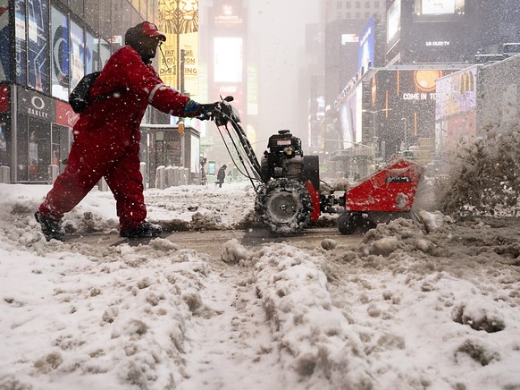 50 cm de neige recouvre les rues de New York. 