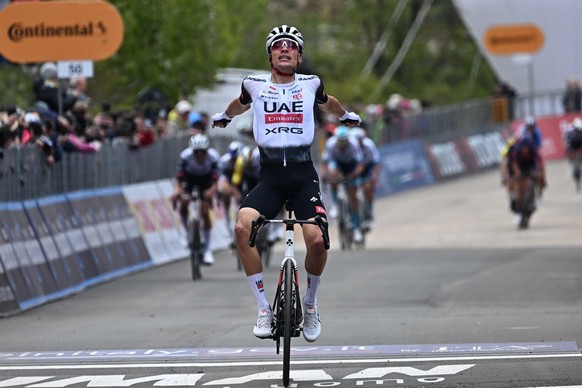 epa12106938 Spanish rider Juan Ayuso of UAE Team Emirates celebrates winning the 7th stage of the Giro d&#039;Italia cycling tour over 168 km from Castel di Sangro to Tagliacozzo, Italy, 16 May 2025.  ...
