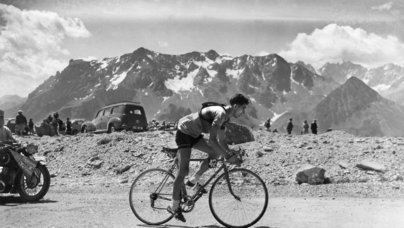 Der Spanier Federico Bahamontes beim Bezwingen des rund 2500m hohen Galibier auf der 19. Etappe der Tour de France, am 28. Juli 1954, von Briancon nach Aix-les-Bains. Bahamontes wird ueberlegen Bergko ...