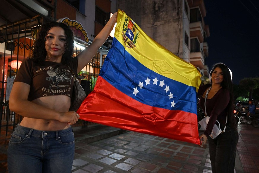 Les Vénézuéliens vivant en Colombie célèbrent à Cucuta, en Colombie, le 3 janvier 2026, après la capture du dirigeant vénézuélien Nicolas Maduro par les forces américaines.