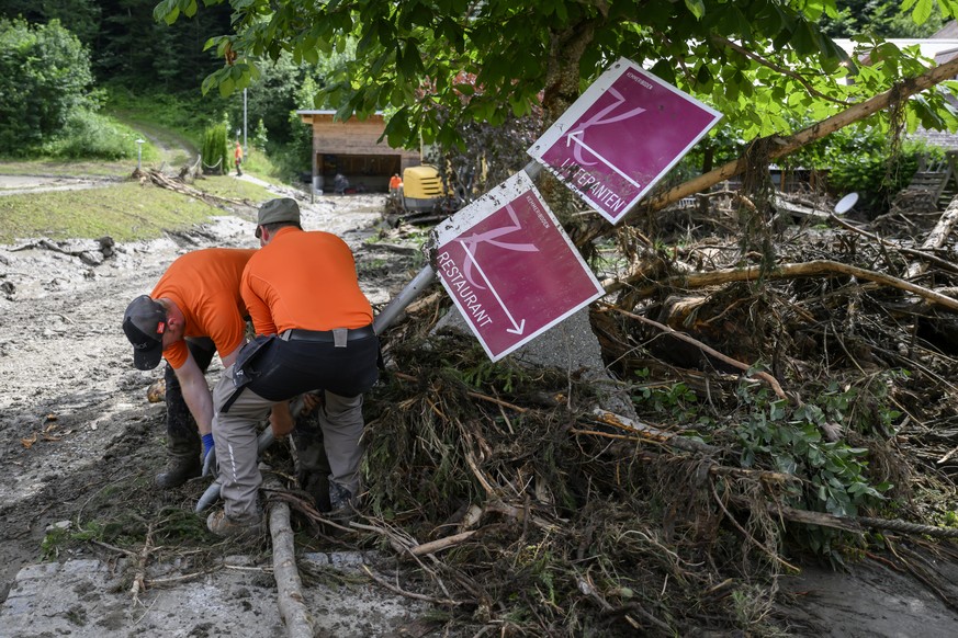 Einsatzkraefte des Zivilschutzes raeumen nach der Ueberschwemmung des Flusses Emme beim Hotel Landgasthof Kemmeriboden-Bad auf, waehrend einer Medienfuehrung und Rundgang des regionalen Fuehrungsorgan ...