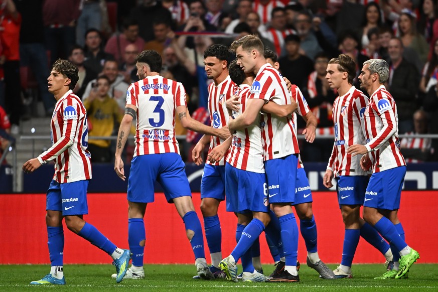 epa12914225 Atletico Madrid's Alexander Sorloth (C-R) celebrates with his teammates after scoring the 2-1 goal during the Spanish LaLiga soccer match between Atletico Madrid and Athletic Bilbao i ...