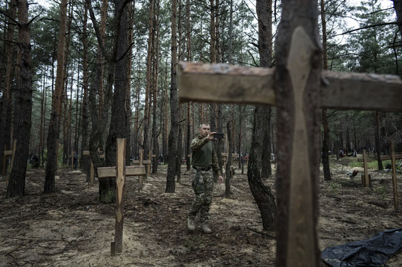Oleh Kotenko en Ukraine, là où de nombreux soldats ukrainiens ont été enterrés.