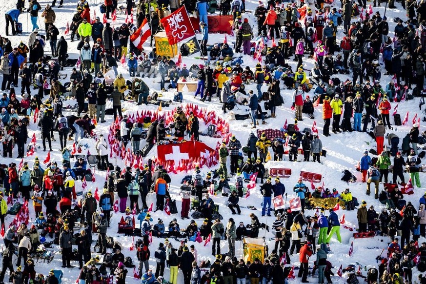 L'énorme succès populaire des courses à Wengen crée de la promiscuité parmi les spectateurs.