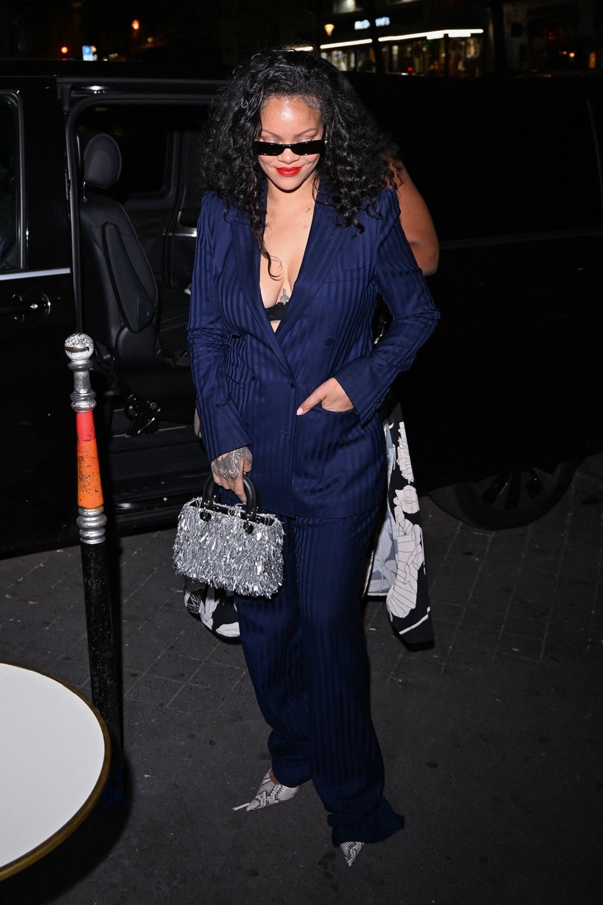 Rihanna arrives at the Cesar Paris restaurant after C�line Dions concert on September 16, 2026. Gedeon Taieb, Bestimage. Rihanna arrives at the Cesar Paris restaurant after C�line Dions concert on Sep ...