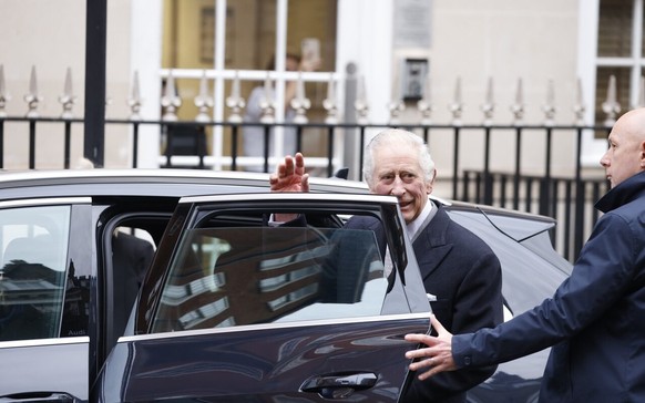 Charles a été aperçu faisant un signe de la main alors qu'il quittait la London Clinic accompagné de la reine.