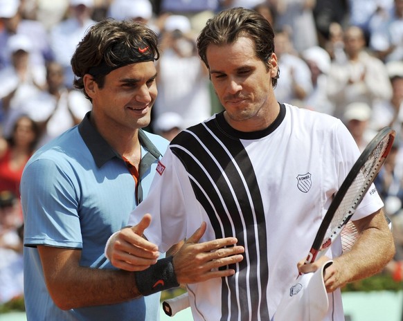 epa01748216 Roger Federer of Switzerland (L) at the net with Tommy Haas of Germany whom he defeated in their fourth round match for the French Open tennis tournament at Roland Garros in Paris, France, ...