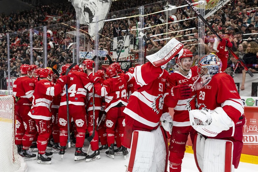 Les Lausannois ont longuement communié avec leurs fans après cette victoire contre Ambri-Piotta.