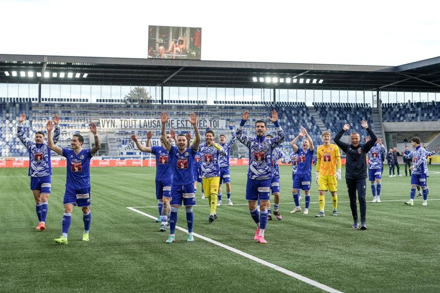 Une scène lunaire: les joueurs du FC Lucerne fêtent la victoire devant le secteur visiteurs vide.
