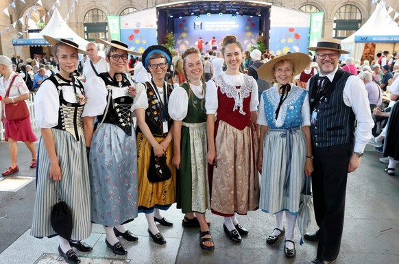 ZUERICH, 28JUN24 - Freuen sich auf ein schoenes Trachtenfest in Zuerich: Trachtenfrauen lachen im HB Zuerich in die Kamera. Impression vom Eidg. Trachtenfest 2024 Zuerich. 7&#039;500 Trachtentraegerin ...