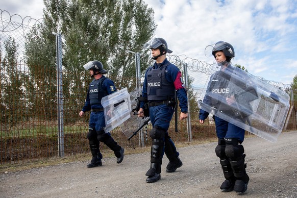 epa10211200 Operational police officers patrol along the service route of Hungary���s border with Serbia near Roszke, Southern Hungary, 28 September 2022. Earlier this month, the first five hundred tr ...