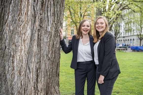 Die Geschwister Valerie Dittli, rechts, und Laura Dittli, links, posieren dem Fotografen in der Stadt Luzern am Dienstag, 5. April 2022. Die Schwestern kandidieren fuer Partei Die Mitte: Valerie Dittl ...