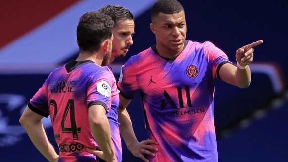 epa09142870 Paris Saint-Germain&#039;s Kylian Mbappe (R) speaks with Paris Saint-Germain&#039;s Alessandro Florenzi (L) and Paris Saint-Germain&#039;s Pablo Sarabia (C) during the French Ligue 1 socce ...