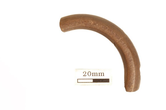 Fragment de bracelet en schiste bitumineux probablement importé de la région du Dorset, dans le sud de l’Angleterre.