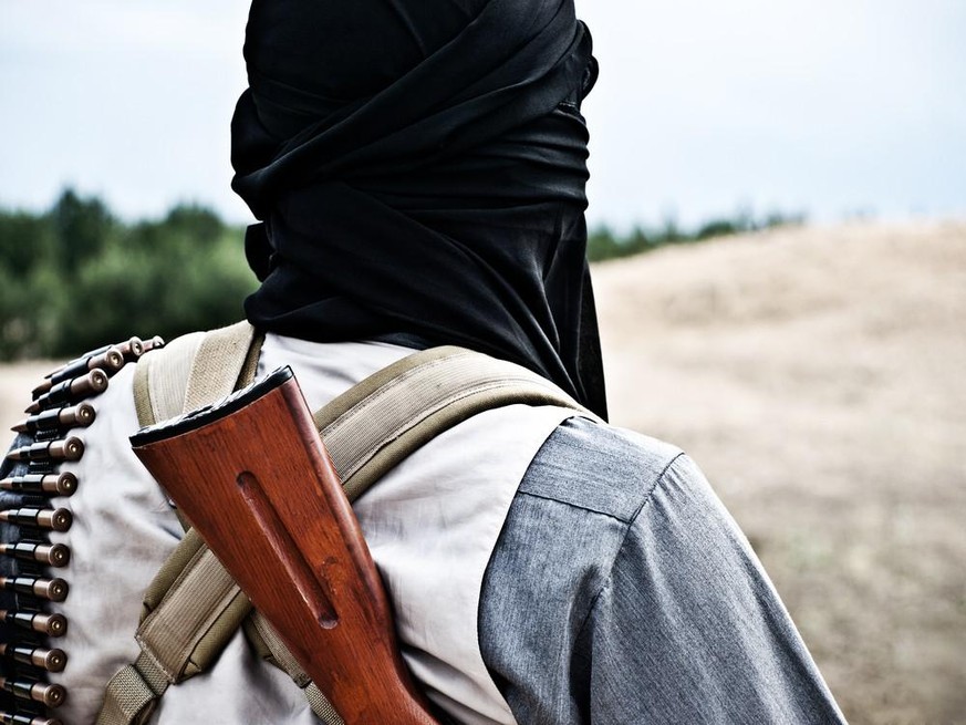 talibans afghanistan personnel santé mitraillette balles armes attentat attaque foulard