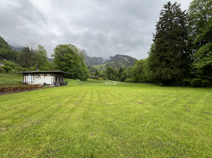 L'ancienne patinoire des Avants, vue de l'autre côté, avec la Dent de Jaman en arrière-plan.