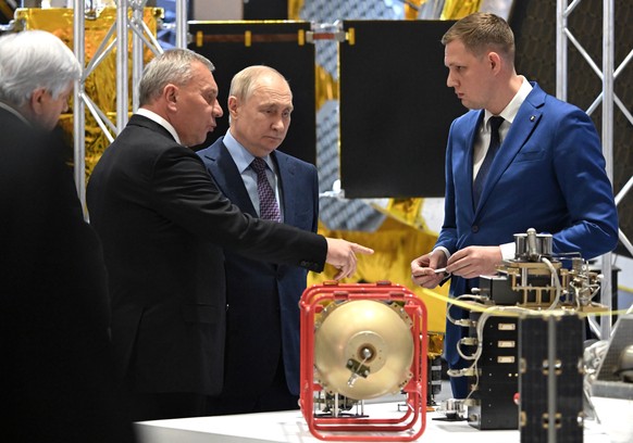 Poutine visite la RKK Energuia à Korolyov, près de Moscou.