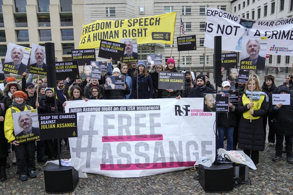 Demonstrators hold banners during a rally in support of Julian Assange in front of the U.S embassy, in Berlin, Tuesday, Feb. 20, 2024. Assange&#039;s lawyers will begin their final U.K. legal challeng ...