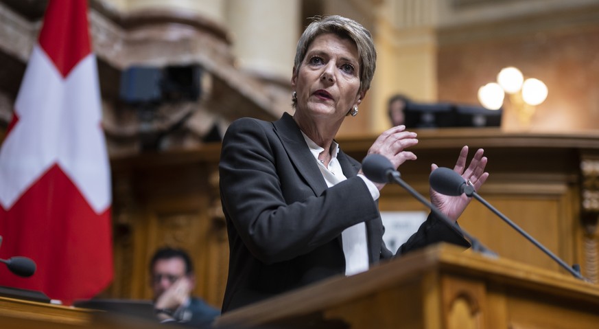 Bundesraetin Karin Keller-Sutter spricht an der ausserordentlichen Session der Eidgenoessischen Raete, am Dienstag, 11. April 2023 im Nationalrat in Bern. Die ausserordentliche Session wurde einberufe ...