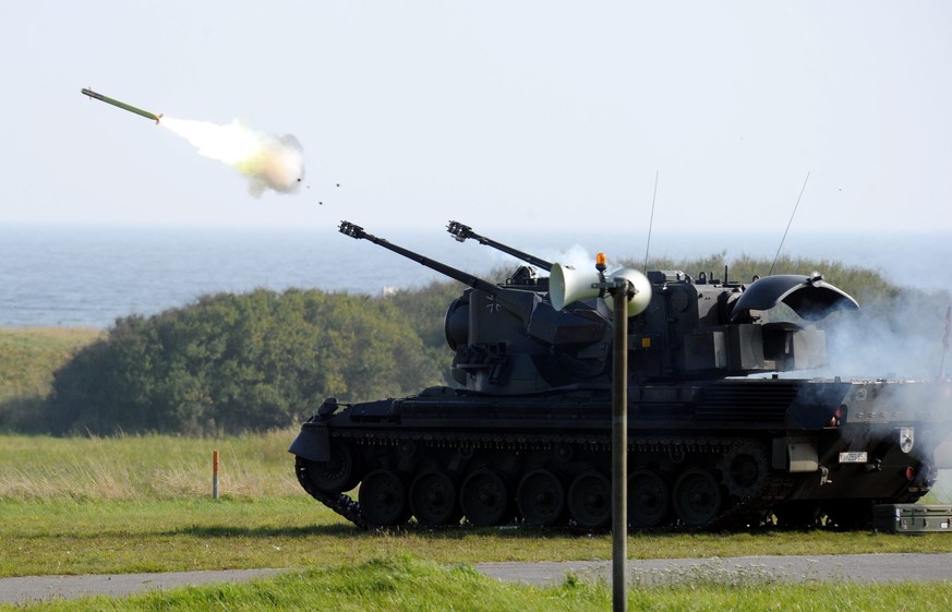 ARCHIV - 06.10.2010, Schleswig-Holstein, Todendorf: Ein Flugabwehrpanzer vom Typ &quot;Gepard 1A2&quot; feuert am 06.10.2010 auf dem Schie