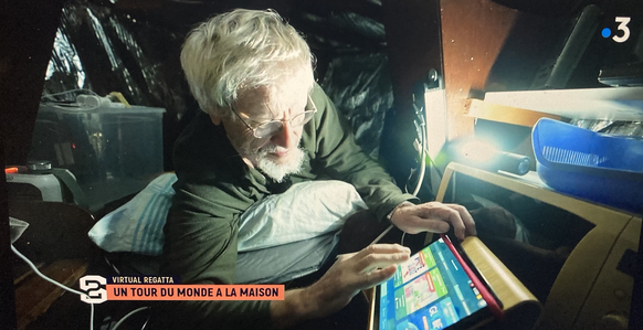 Le joueur se lève plusieurs fois par nuit pour vérifier que son bateau suit la bonne direction.