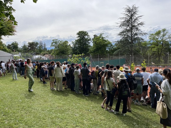 Les nombreux spectateurs autour du court 14.