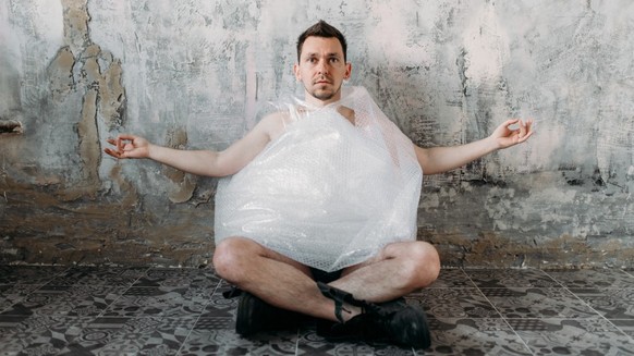Typ in bubble wrap eingepackt.